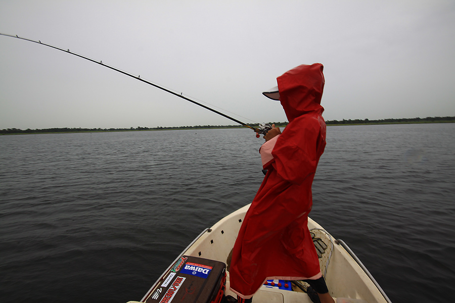 วิ่งเรือออกมาพร้อมกับสายฝนที่ตกเป็นเพื่อนผมกับลูกชายตลอดเวลาครับ อยากถ่ายรูปก็อยากถ่ายแต่ก็กลัวกล้อง