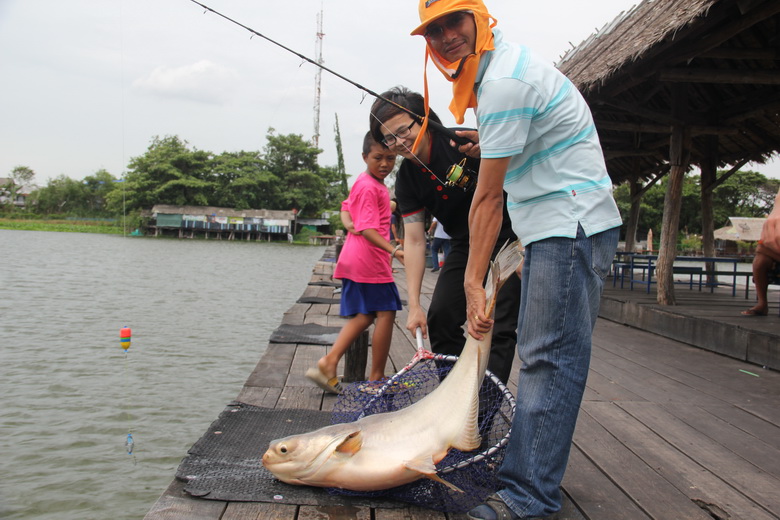 [q][i]อ้างถึง: BossKu70 posted: 10-08-2555, 17:26:58[/i]

ลุงหมวกสีส้มโดนปลาติดๆแกก็ออกอาการเหมือน