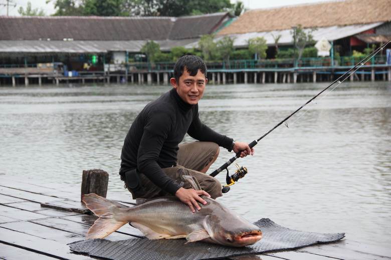 ถ่ายรูปไม่ทันเลย รองเอาปลาขึ้นมาตอนไหนนี...
 :smile: :smile: :smile: