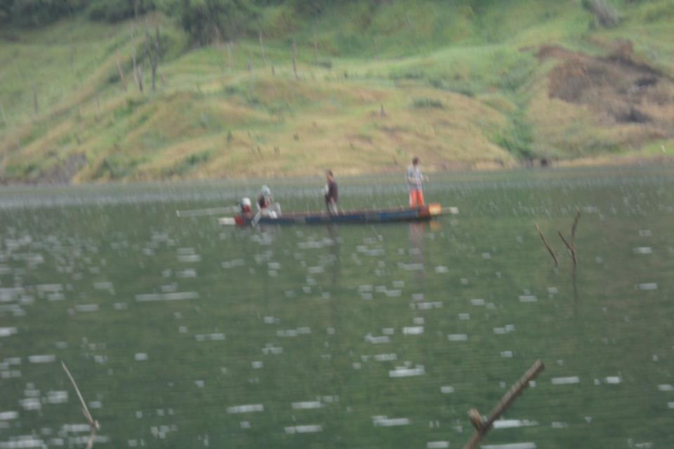 เอาละ ไม่เหงาละ ต่างกันที่เขานั่งเรือ แต่เราเดิน ตี-*- ถ้าให้เลือกนั่งเรือดีกว่าคร๊าบบบบ  :grin:

