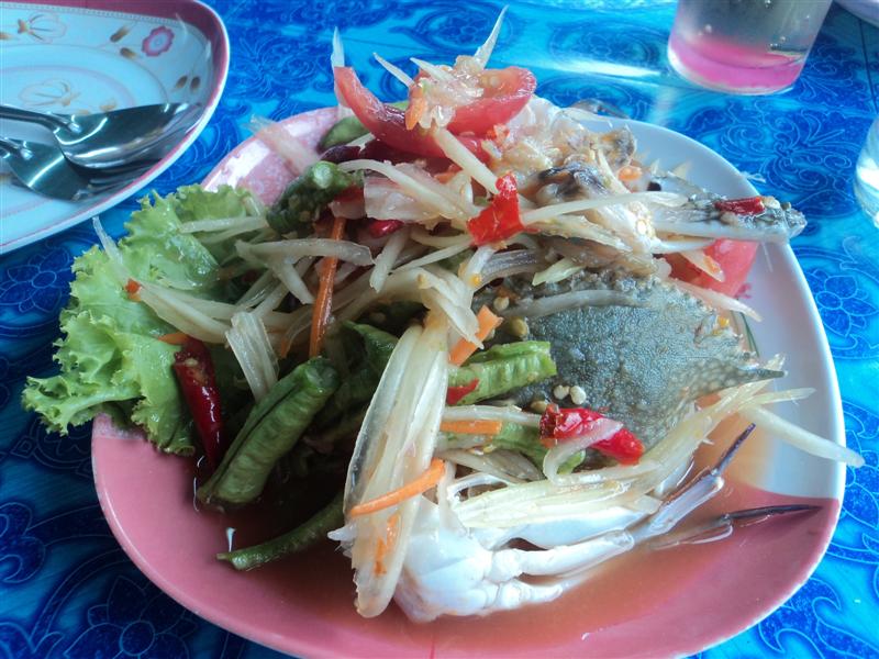  [b]ระหว่างรอสมาชิกท่านอื่นอยู่ ก็หาอะไรรองท้องกันก่อน  นี่เลย ส้มตำปูม้า รสชาดอร่อยมากครับ[/b]