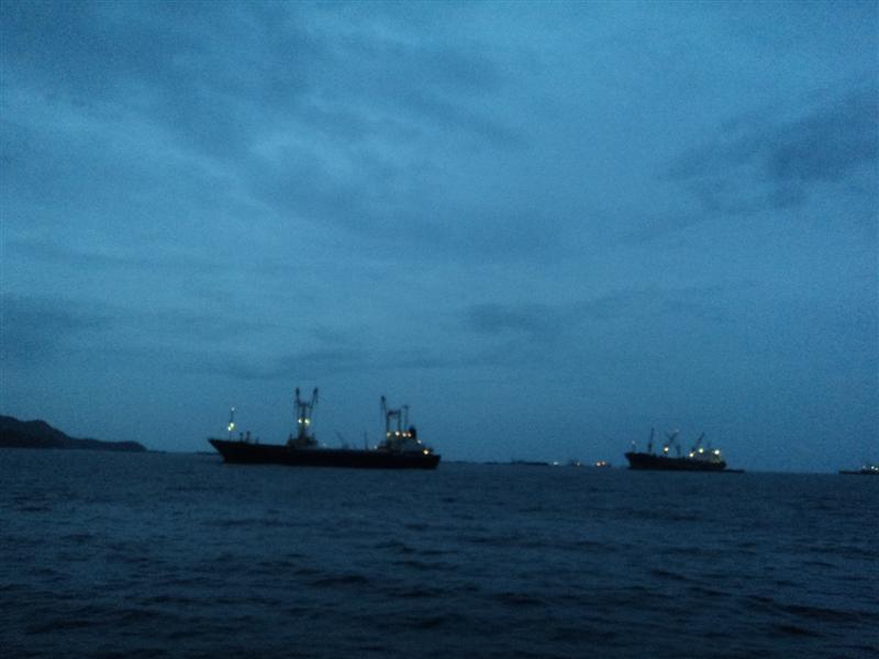  [b]นั่งเรือมาได้ซักพัก ก็เห็นเรือสินค้าจอดอยู่เรียงราย เยอะมากครับ [/b]