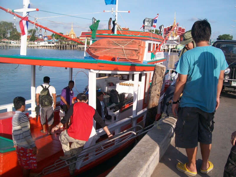 ลงเรือแล้วเดินทางกันดีกว่าครับ  :love: :grin: