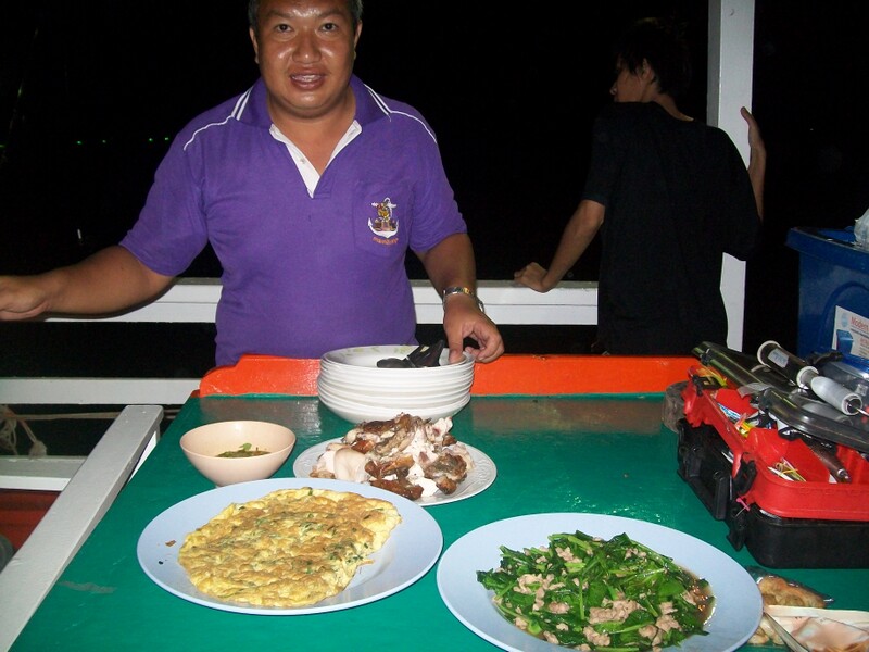พักกินข้าวกันก่อนครับ :love: :umh: