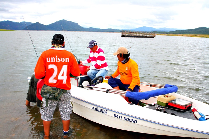 เลยลงจอดเรือ สอบถามชาวบ้านแถวนั้น