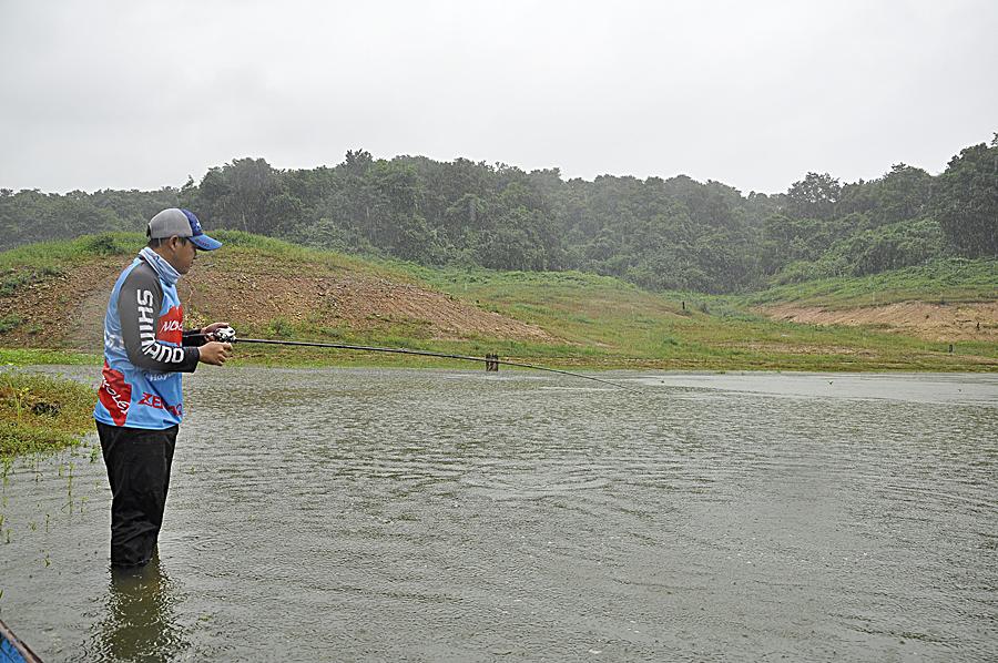 เข้าหมายแรก ฝนลงทันทีแบบนี้มันแน่นอน 

เลื้อยๆเพนซิว โดนก่อนเลย  :grin: :grin: