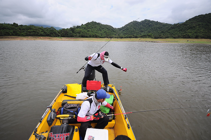 เอาเรือลงน้ำได้แล้ว รีบหาปลาก่อนดีกว่า กลับเป้นนังบายที่ได้ปลาก่อน...เซ็งเลยยยยยย :laughing: :laughi