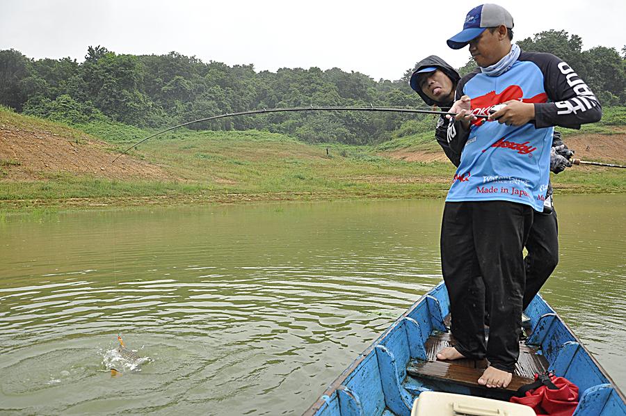 มันแช่งใหญ่เลย  :laughing: :laughing: :laughing: