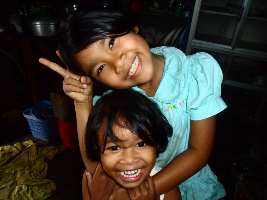 น้องพลอยกับน้องชมพู ลูกสาวเจ้าของบ้านครับ ชอบโพสท่าให้ถ่ายรูปมากๆ แต่ก็ชอบนะชอบน้าทูอ่ะ น้าทูดันหลับ