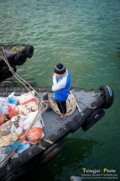    ชะโงก...หน้าลงไปในเรือ เห็นมีน้าท่านหนึ่งเค้ายืนอยู่ 

ใส่เสื้อ Get-it   ด้วยเป็นน้าๆ ในเวปนี้ห