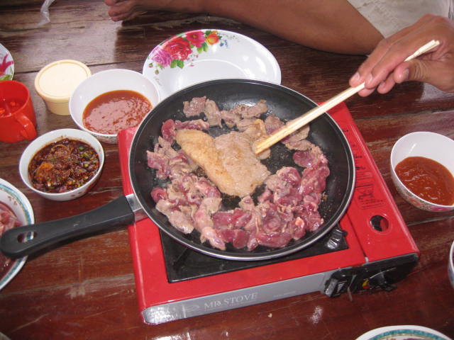 อาหารเย็นที่ภูมินำเสนอครับ ย่างเกาหลี เนื้อกวาง กับเนื้อวัวครับ 
สุดยอดเลยครับ :grin: