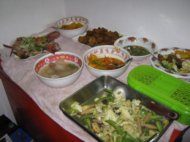 .....อาบน้ำ อาบท่า ปาร์ตี้สัตว์มีพิษกันที่ท้ายเรือ..... :grin:
.....วงเครื่องดื่ม..เริ่มเปิดบาร์...