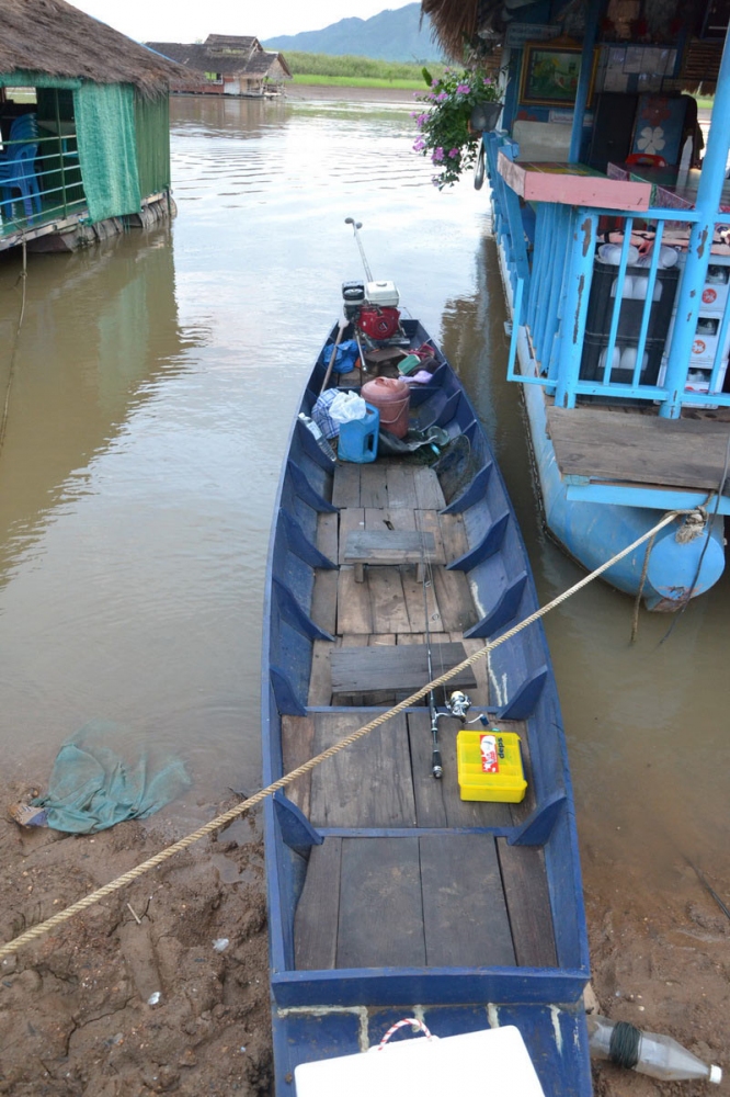 นี้ครับ เรือที่จะพาผมไป ตกปลา ในวันนี้ ลำใหญ่ ดีครับ

ตรีมอุปกรณ์ ลงเรื่อกันเลยครับ