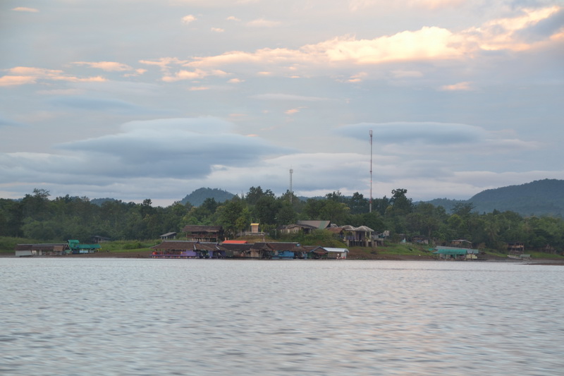  :smile: :smile:

บริเวณ ที่ลงเรือครับ