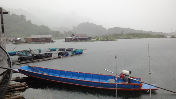 เช้ามาฝนตกอีกแล้วครับ  เอารือออกไปตีปลาหนาวแน่ๆ :laughing: :laughing: :laughing: :laughing: