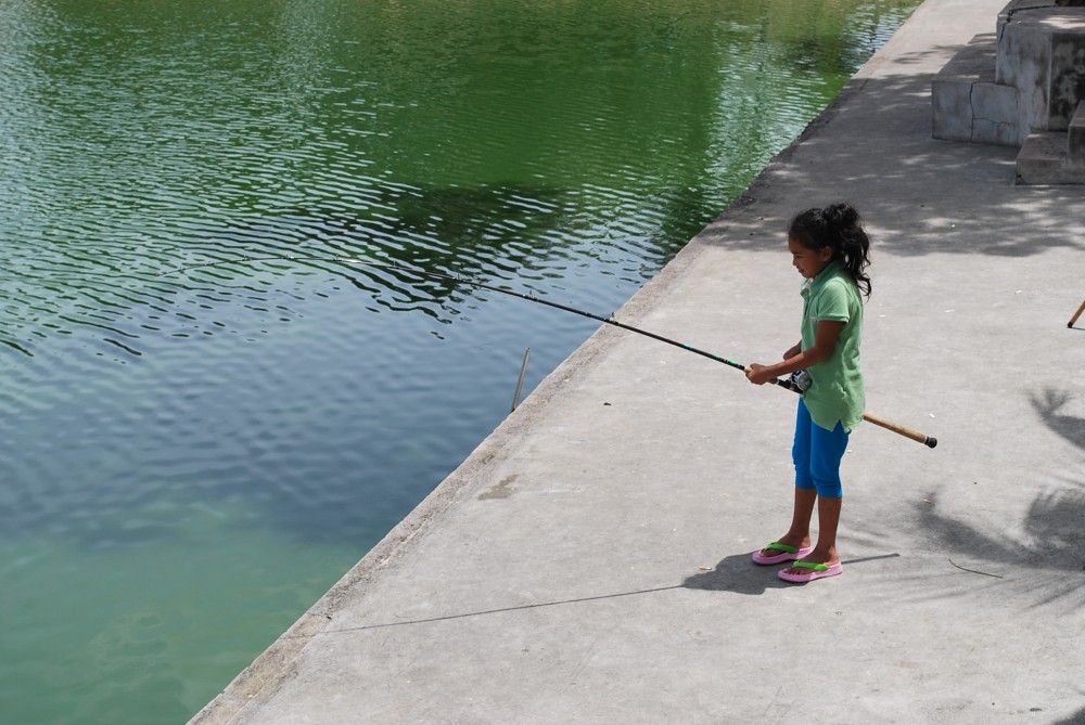 อ่าวแล้วนี่ ลูกสาวผมนี่หว่า ดูท่าเล่นปลาดิ่ ด้ามมันยาวแกบนว่าไม่ถนัด
ทริปที่แล้วเจอพี่บึก แทบตกน้ำเ