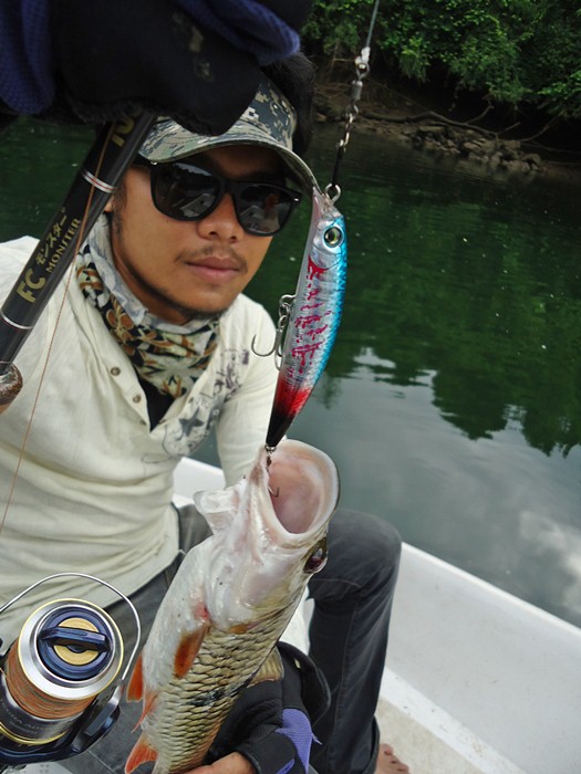 มีเปลี่ยนแนว..นิดหน่อย ใช้เหยื่อดำตื้น  DUEL HARDCORE LIPLESS MINNOW 90 MM เยี่ยมไปเลย ครับผม !!!  :