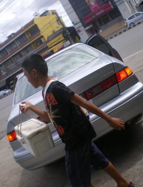เอาของขึ้นรถๆ  วันนี้มีคนไปส่ง  :cool: :cool: