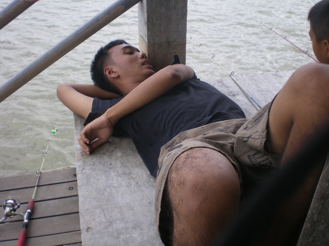 เงียบๆก็นอน แล้วก็โดนแอบถ่าย  - - (แล้วก็ยังเอามาลง อืมๆ)  :laughing: :laughing: