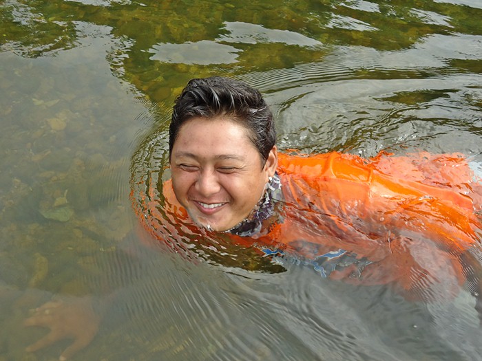 ดำน้ำเล่น ซะงั้น  :laughing: :laughing: :laughing:

( น้ำใส..น่าเล่นมาก )  :love: