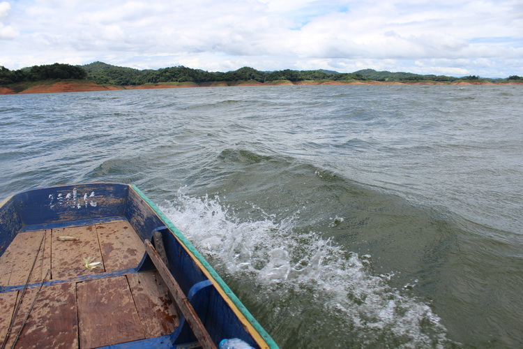 คนเรือตะโกนบอกข้างหลังว่า........."ทรงตัวไว้นะครับอย่าเกร็ง"  โหยแทบหยุดหายใจเรา  :sick:




