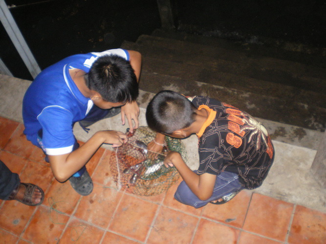 เวลา 2 ทุ่ม ก็เตรียมของกลับ. . เก็บปลาใส่ถัง แล้วก็อุหกรณ์บ่างส่วน...