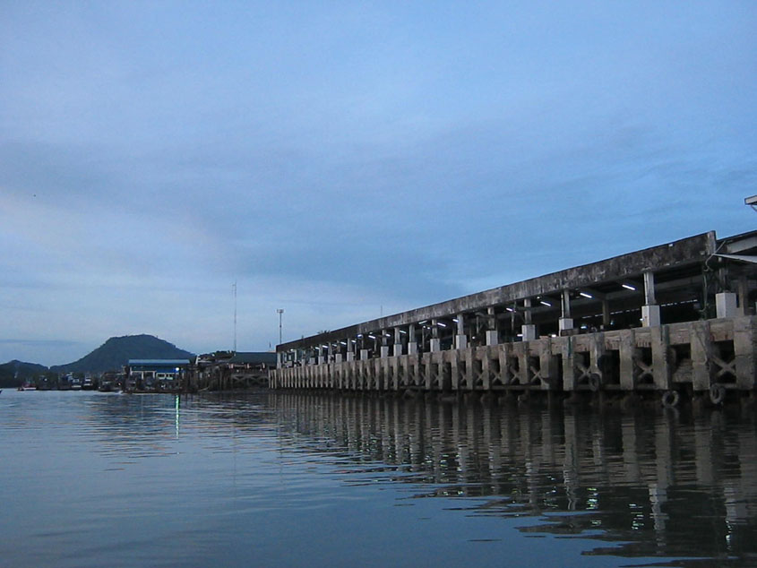 ท่าเทียบเรือสะพานปลาในยามเย็นของวันนี้