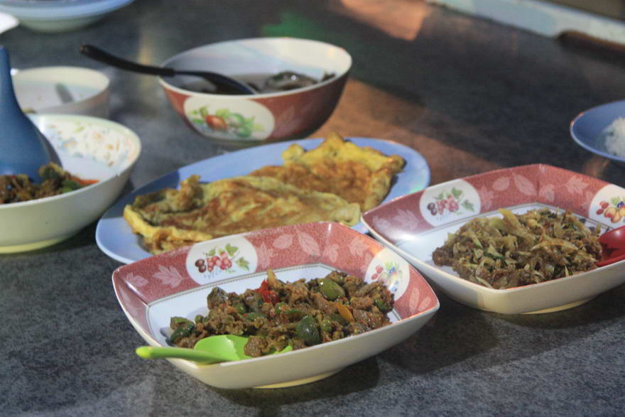 มื้อแรกกันก่อนเลยเร้ว :umh: