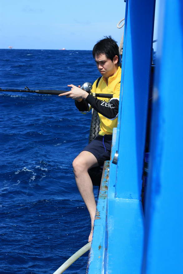 คุณพีโดนข้างเรือ ใหญ่ไม่ใช่เล่นครับ :ohh: :ohh: