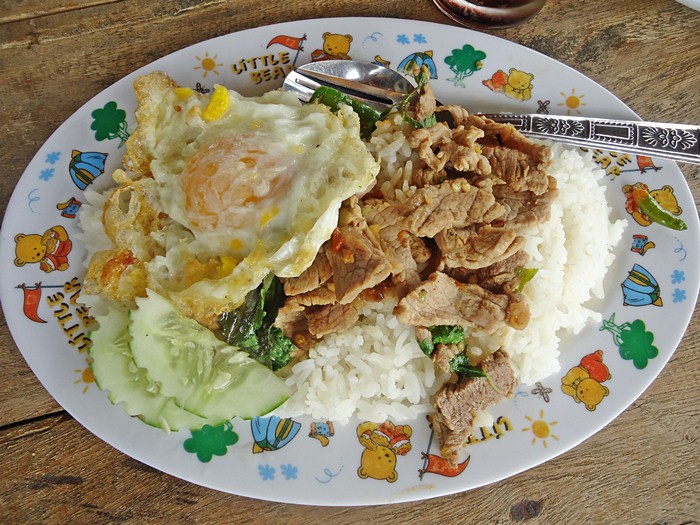 ข้าวกระเพราเนื้อไข่แดง  :love: :umh: :grin: