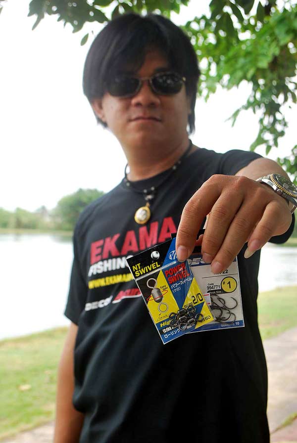คนนี้กำลังมาเหมือนกัน

 [b]คุณอ๊อด ผู้จัดการร้านเอกมัย  คนที่ดูแลรอกแอคครูเรท ให้พี่น้องชาวไทยทุกท