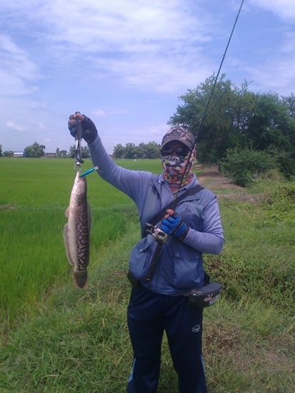 ฮะ......มีคนมาพอดีเลยให้เขาถ่ายให้สักหน่อย........ขอหล่อหน่อยนะ...... :laughing: :laughing: :laughin