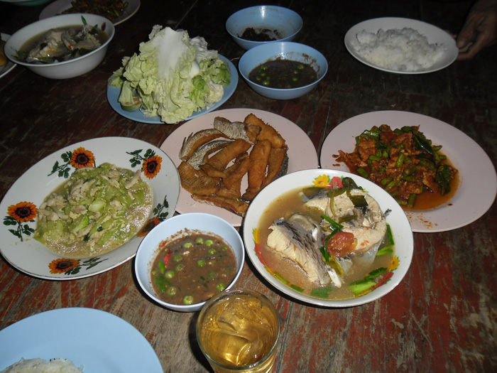 กินข้าวกันครับ พี่น้อง :umh: :umh: :umh: :umh: