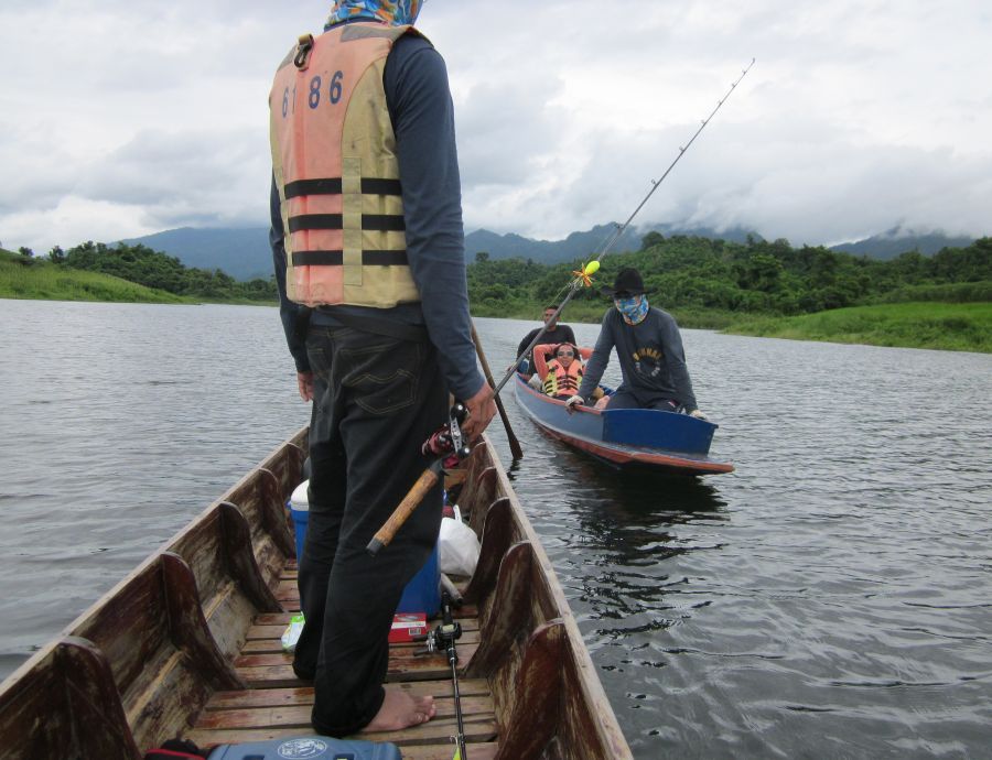 ช่วงเที่ยงสถานะการยังไม่ดีขึ้น เลยโทรเช็คเรืออีกลำ บอกว่าแถวเขาสิงห์โตปลาป่ากัดดี เลยให้ไต๋พามา เข้า