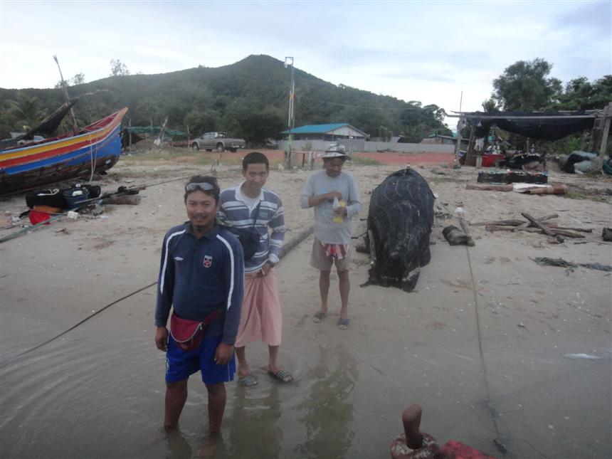 นัดลงเรือกันที่หาดจันทร์สว่างสิงหนครสงขลา  สมาชิกในทีมคนที่1 พรานเปิ้ล   คนที่สองผมเองครับนายออย  คน