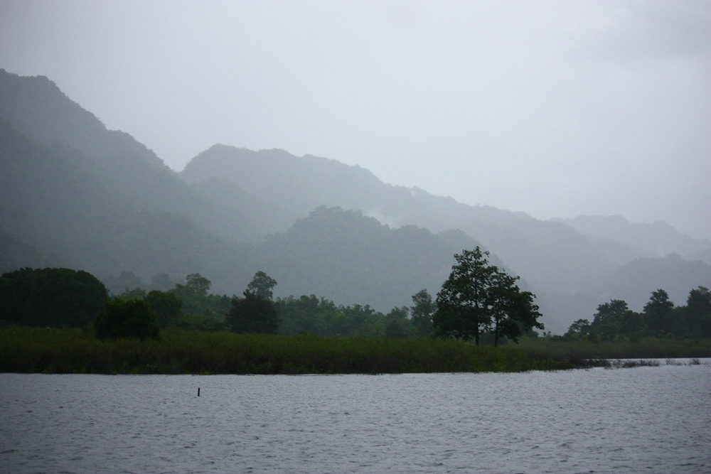 ผ่านไปจนฟ้าเริ่มแจ้ง ฝนก็เริ่มเอี้ยนขึ้นมาบ้าง... :grin: :grin: :grin:

(เอี้ยน หมายถึง ซา เช่น ฝน