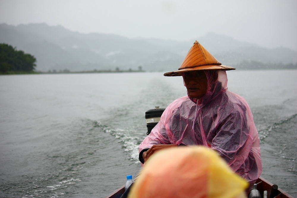 แล้วพวกเราก็ตัดสินใจออกเรือท่ามกลางสายฝนออกไป ผมถือโอกาสหยิบกล้องมาถ่ายโดยใช้เสื้อกันฝนบังเอาไว้....