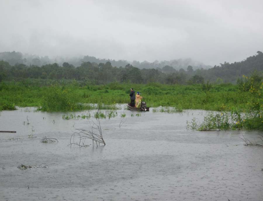 หลังจากนั้นก็โดนฝนกระหน่ำอีกรอบ ไต๋ต้องพาไปหลบที่แพชาวบ้าน กะว่าฝนซาก็จะเข้าหมายศาลาแดงไปตีปลาป่า ไป