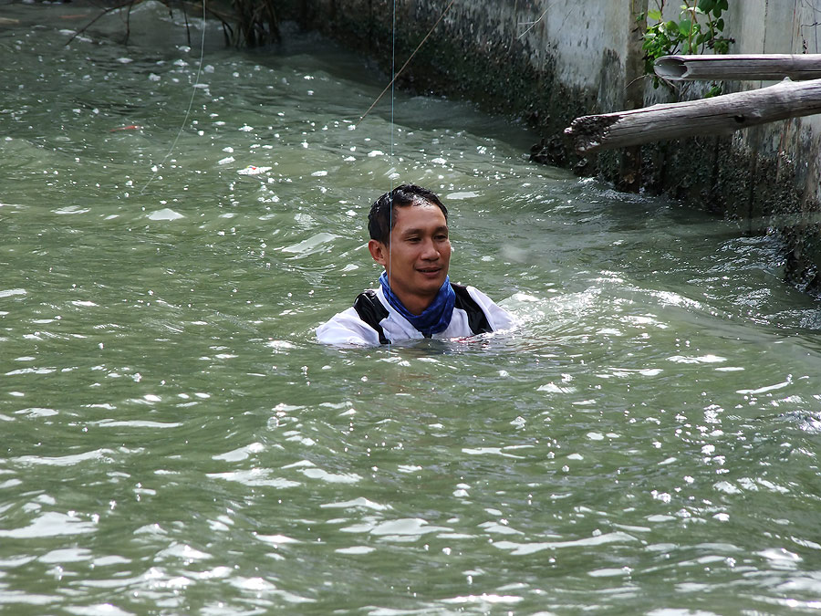 [b]จำหน้าผู้ชายคนนี้ไว้นะครับ เรื่องน้ำใจ ไม่ต้องพูดถึง "สุดยอดครับ"[/b]
 :cool: :cool: :cool: :c