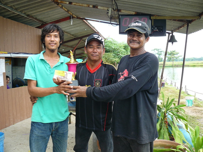 แชมป์ปลาใหญ่ ตกเป็นของ นายเอี้ยงตลาดวาย ที่เอาปลาใหญ่ขึ้นมาติดช่อง1ไว้ยาวเลยจนจบ++++++++++ขอแสดงความ