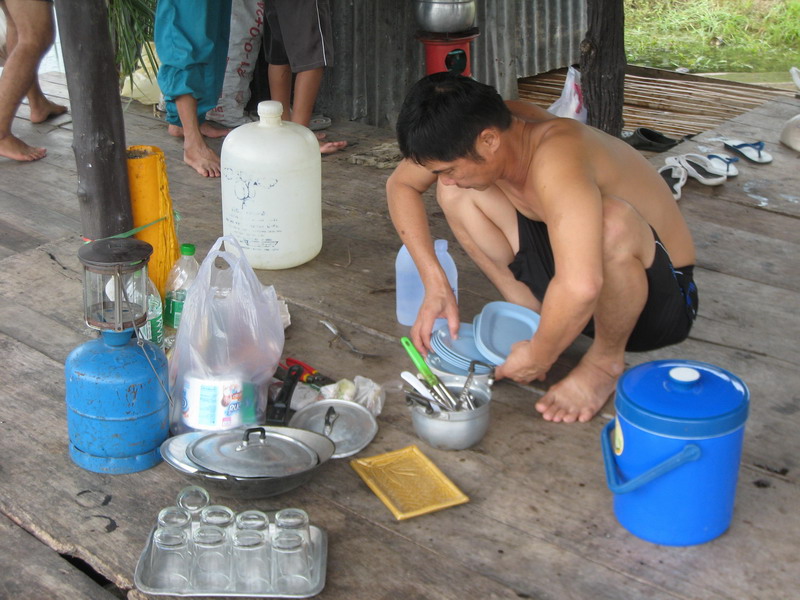 พอถึงแพน้าโชค น้าหมูทำหน้าที่ พลาธิการ จัดเตรียมสถานที่ทันที...