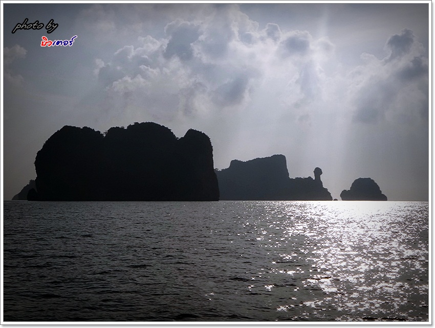  [b]เกือบ 8.00 น. 

เราผ่านออมกอด ของขุนเขาที่รายเรียงกันหลายลูก  

เกาะหัวขวาน ตรงหน้านั้น หากม