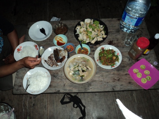 [center][b] ภัตรคารบ้านทุ่ง!! กินข้าวท่ากลางผืนนำ้และขุนเขา ใครได้ลิ้มลองไปแล้วจะติดใจ!! นำ้เอ่อของผ