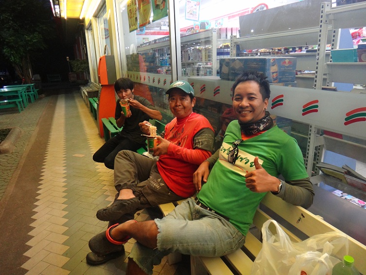  [b]หิวกันแต่เช้าเลยน๊ะ รีบกินมาม่าก่อนเลยน๊ะ กลัวได้ไปกินแห้วกันหรือไง[/b] :laughing: