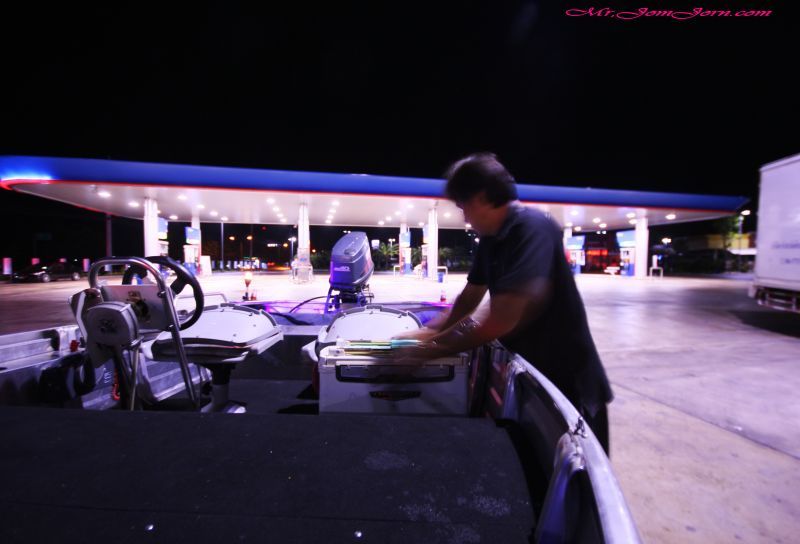 จัดของขึ้นรถได้มาแวะเติมน้ำมันรถน้ำมันเรือและน้ำมันคนแถวๆ มหาชัยประมาณตี4นิดๆ

พอทุกอย่างพร้อมล้อห