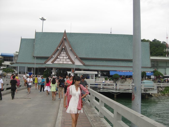 ตกเย็นจะมีนัักท่องเที่ยวมารอลงเรือเพื่อไปทานอาหารกันครับ.. :smile: :smile: