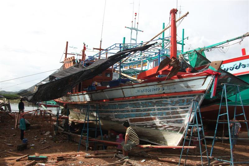ก่อนลงเรือไต๋ณรงค์พอมีเวลาเลยแวะไปดูเรือของไต่หนึ่ง อ่าวน้อยที่ขึ้นคานอยู่ แว่วๆว่าต้นเดือนหน้ากลับล
