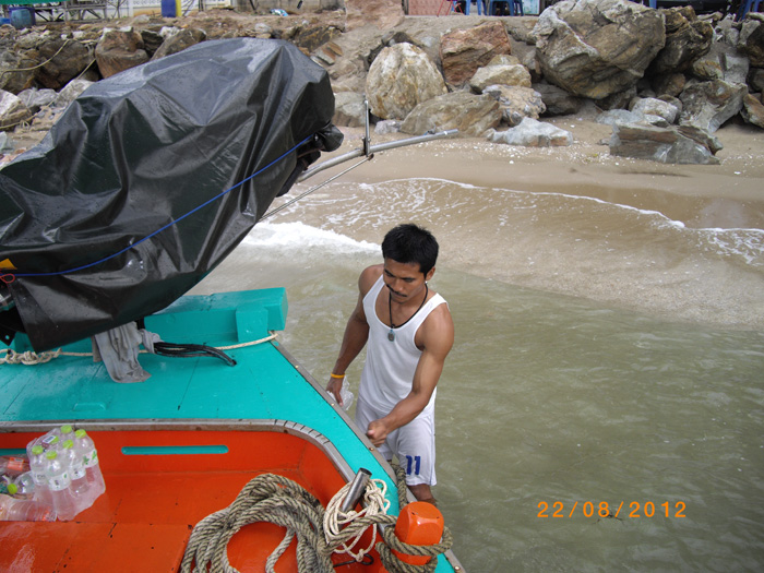 ไต๋หนึ่งเตรียมเรือครับ ก่อนลงเรือฝนตกใหญ่เลยต้องรอนานหน่อย :smile: