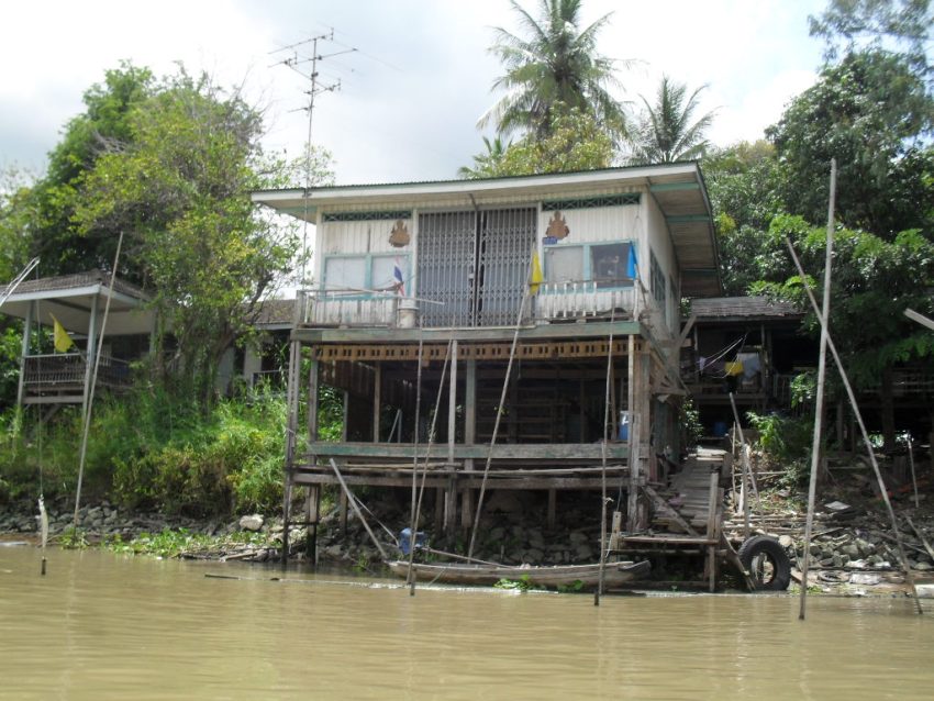 ดูบ้านริมน้ำแถวนี้ครับ....โดนน้ำท่วมหนักมาก...
ชั้นล่างเสียหายหมด :cry: :cry: :cry: