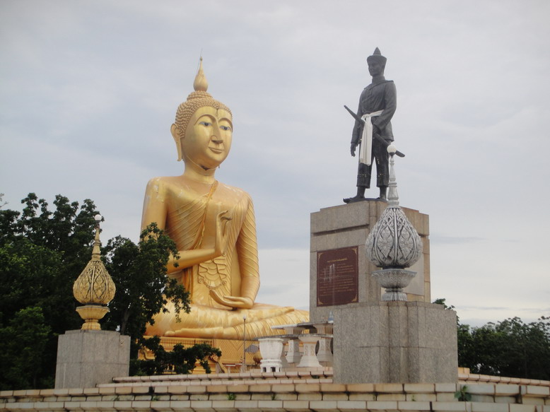 ที่เห็นดำๆ ตรงคางองค์หลวงพ่อคือรังผึ้งหลวงครับ  แต่เป็นรังเก่าที่ไม่มีผึ้งอยู่แล้วครับ:smile: :smile